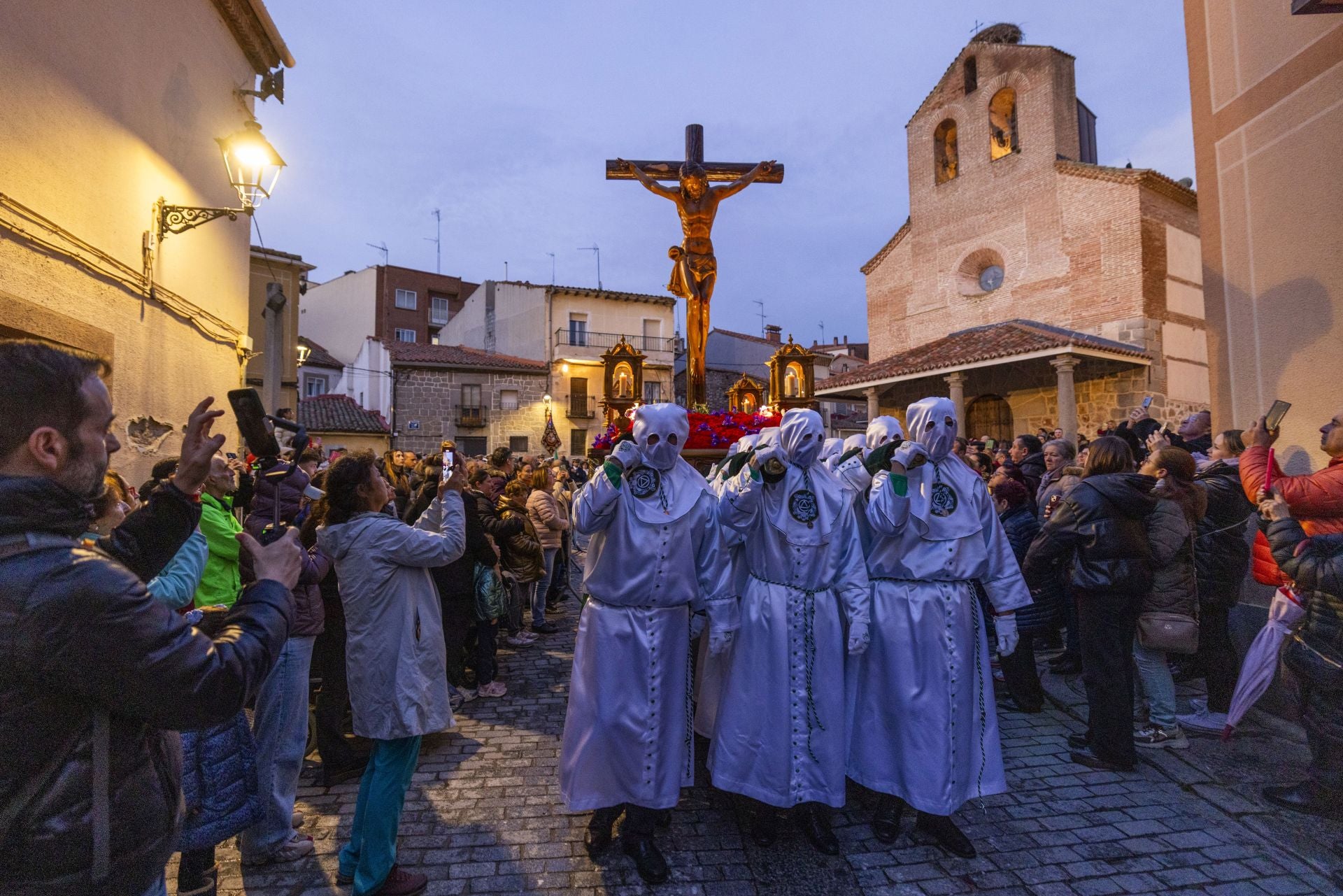 Las procesiones del Lunes Santo, en imágenes