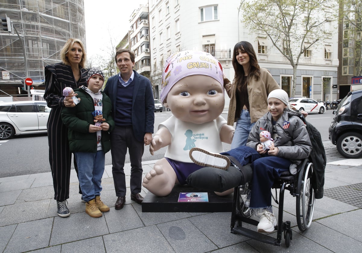 Almeida posa al lado de la figura diseñada por Elena Huelva, ubicada en Velázquez con Jorge Juan