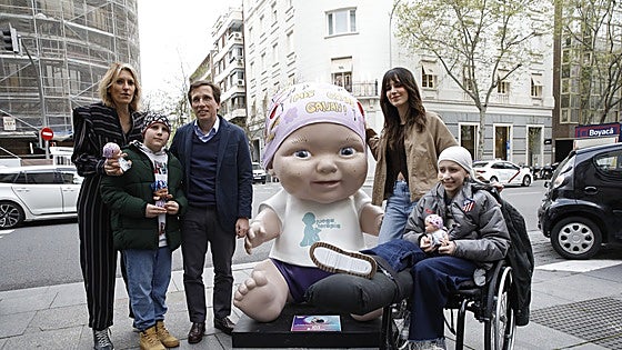 Bebés pelones gigantes sensibilizan sobre el cáncer infantil en el barrio de Salamanca