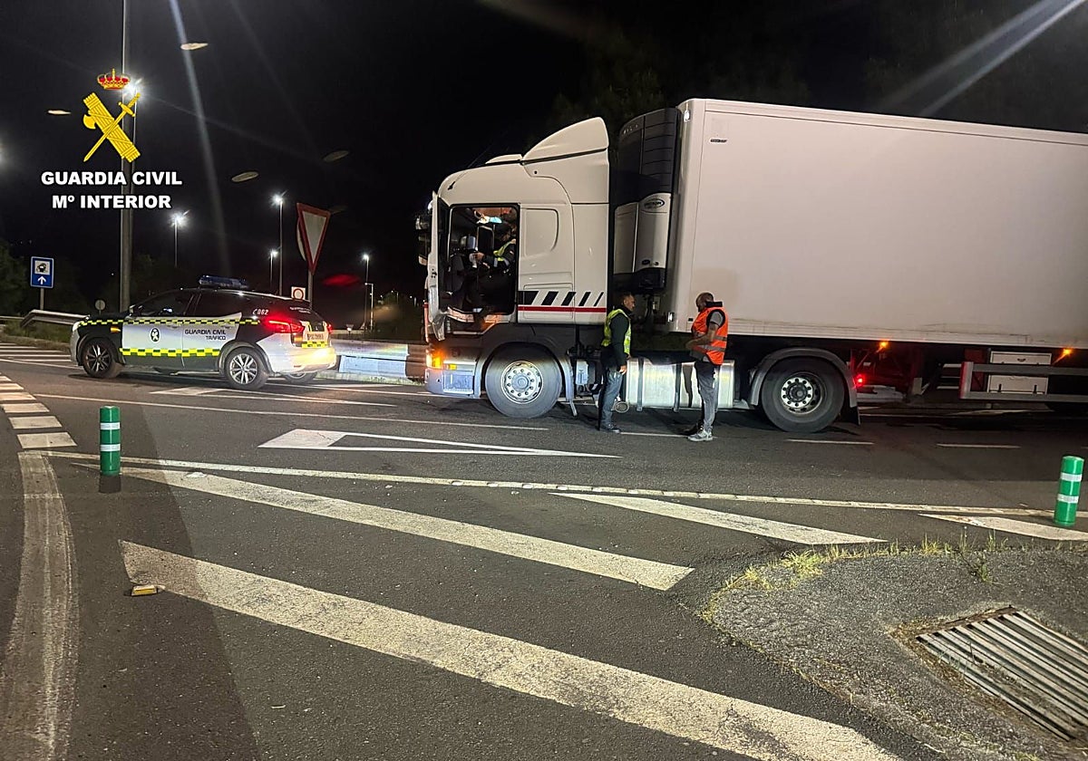 La Guardia Civil cazó al camionero circulando de forma temeraria entre Santiago y Noia