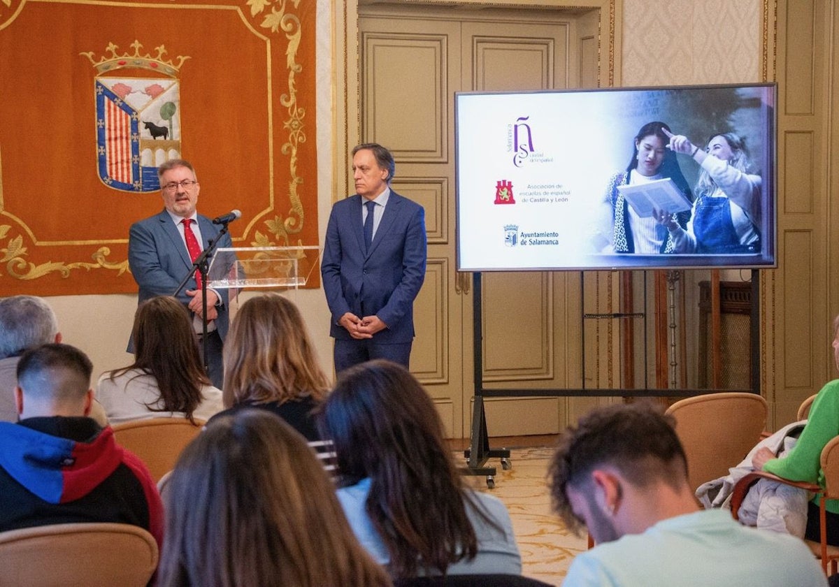 El presidente de la Asociación de Escuelas de Español, durante la rueda de prensa ofrecida en el Ayuntamiento de Salamanca en presencia del alcalde