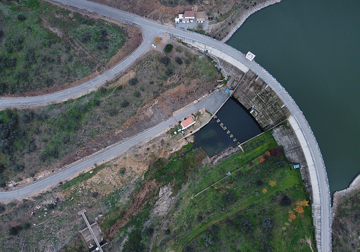 Imagen aérea de la presa de La Colada