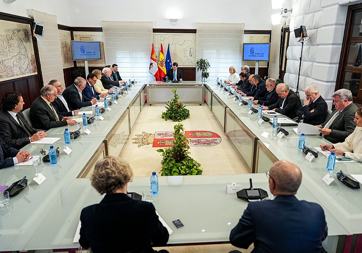 El presidente de la Junta, en la reunión con representantes del sector productivo, empresarial y sindical para abordar los aranceles de Trump