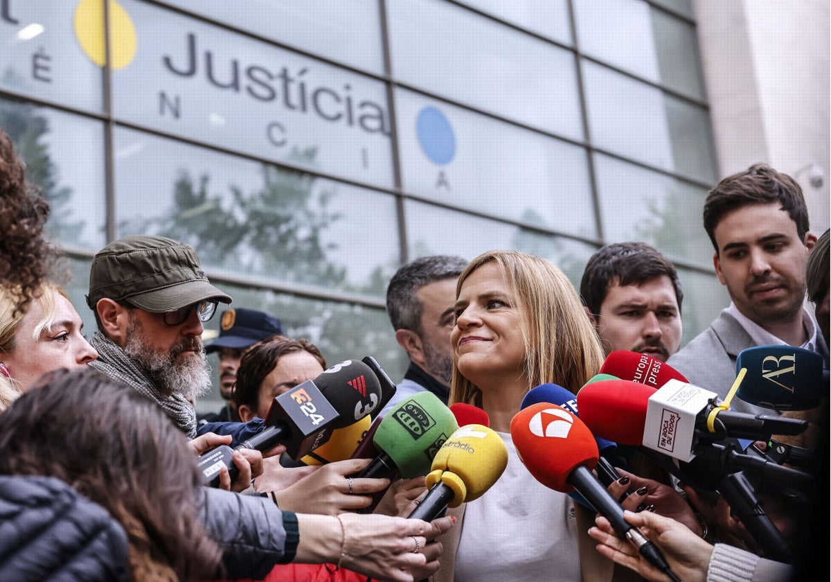 Imagen de la delegada del Gobierno en la Comunidad Valenciana, Pilar Bernabé, atendiendo a los medios este lunes