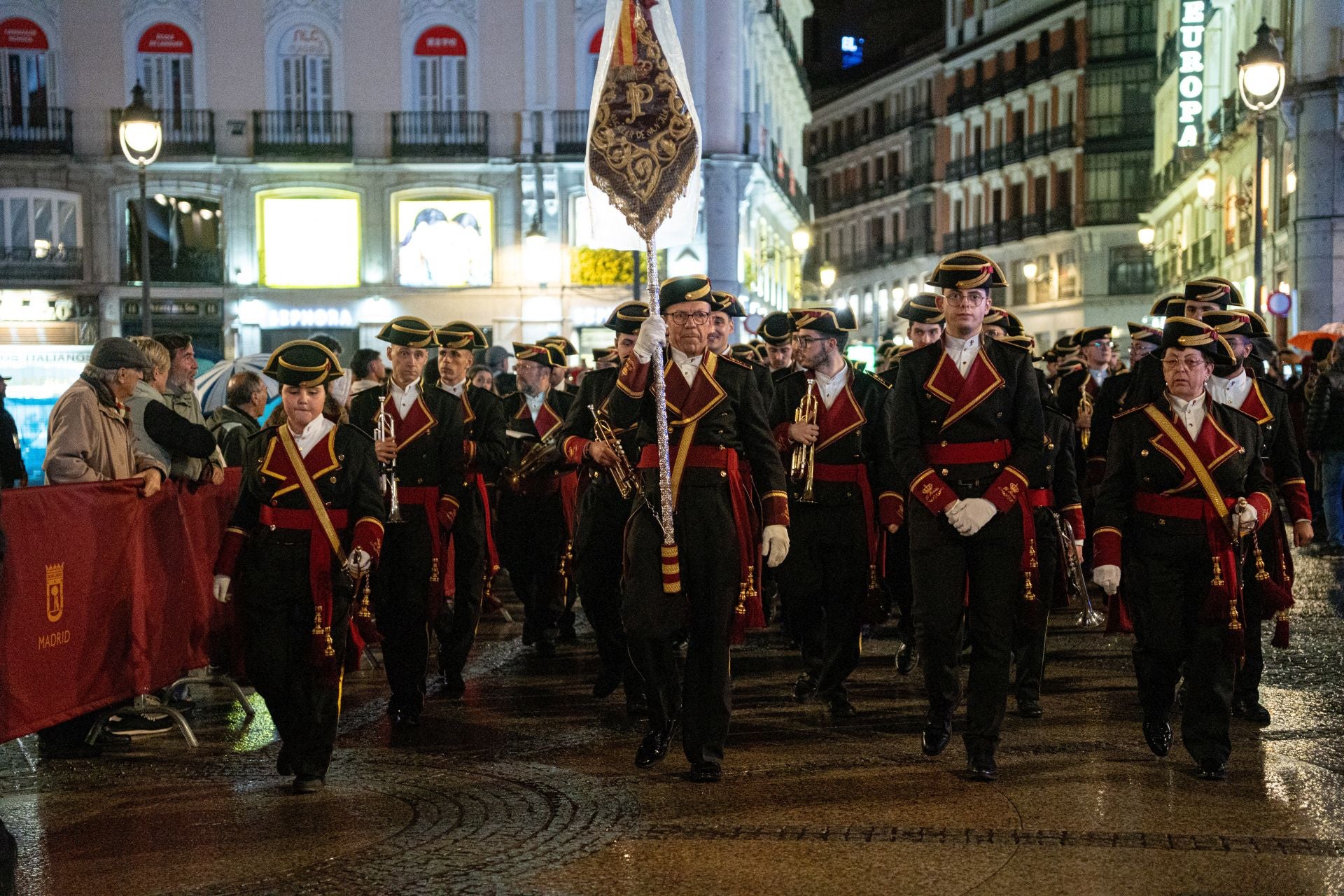 La banda de Los Gitanos llega a Sol. 