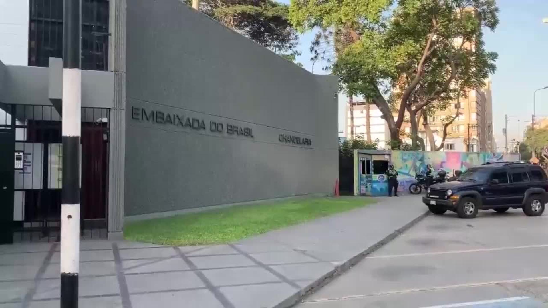 Policía de Perú acude a la Embajada de Brasil en Lima para corroborar la presencia de Nadine Heredia