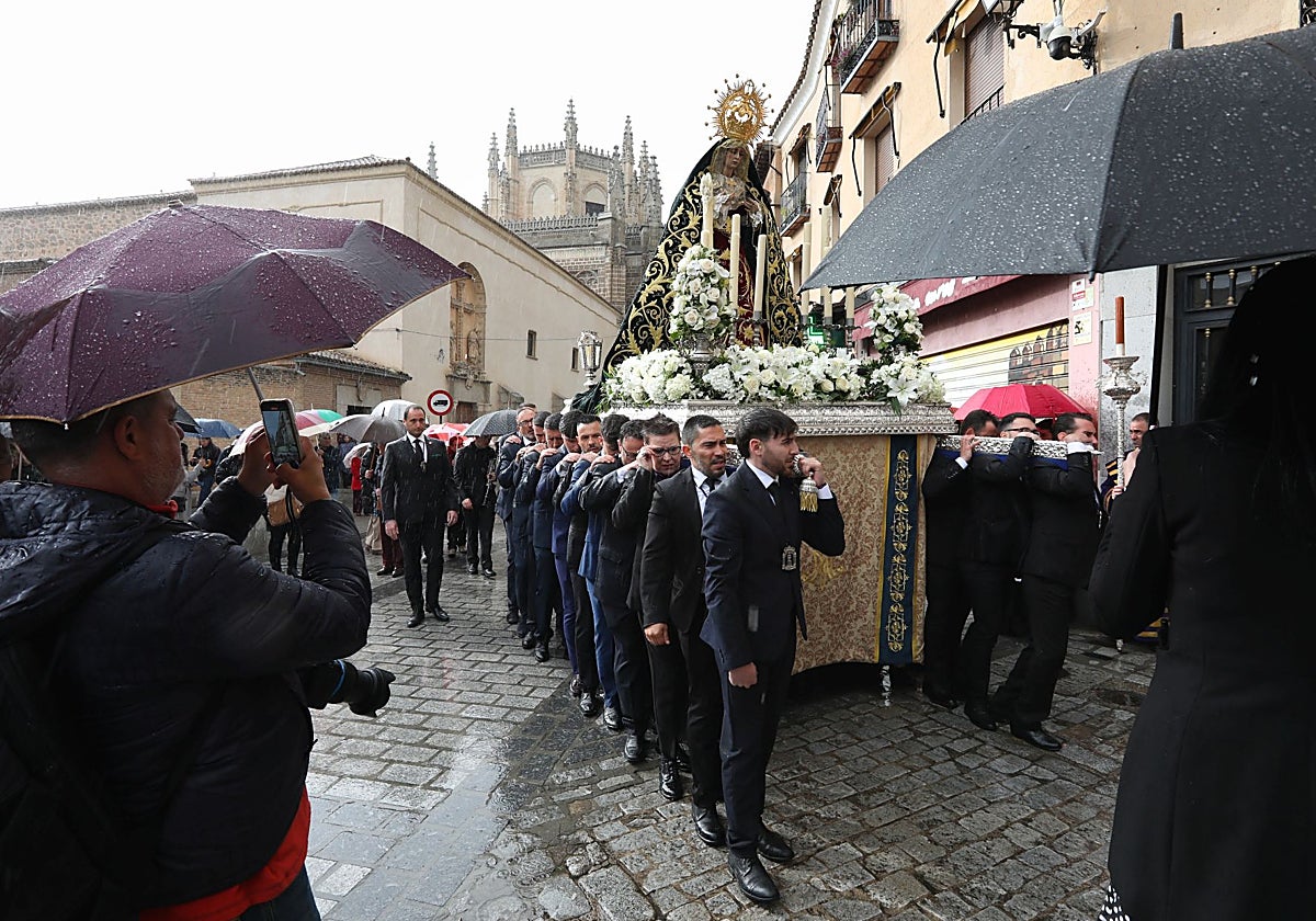 La Virgen de la Esperanza en su Soledad es portada a hombros por las calles de Toledo