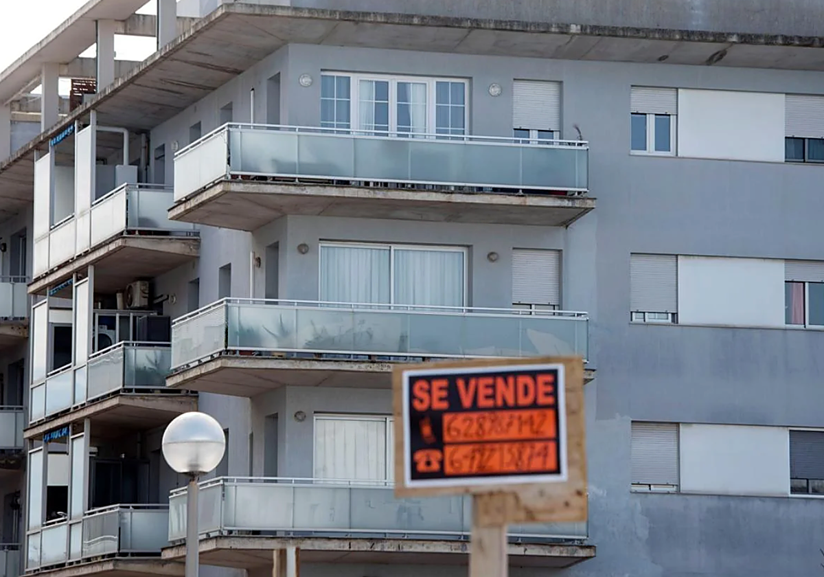 Cartel de venta de viviendas en una foto de archivo