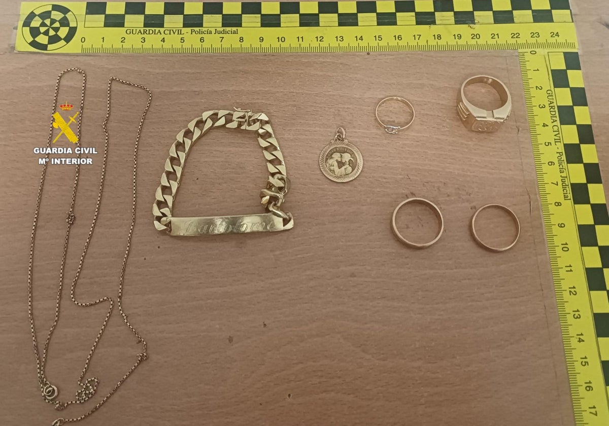 Imagen de las joyas de oro robadas