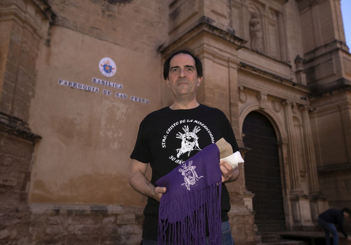 Julio Lucena, costalero del Cristo de la Misericordia, ante la basílica de San Pedro