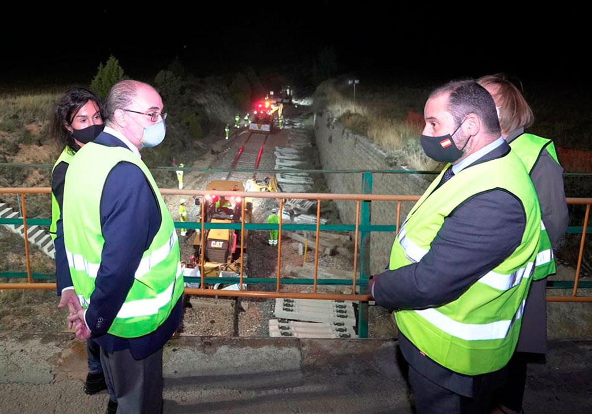 La noche de autos: Lambán y Ábalos acuden a las obras de mejora del ferrocarril en la población turolense de La Puebla de Valverde, 16 de septiembre de 2020