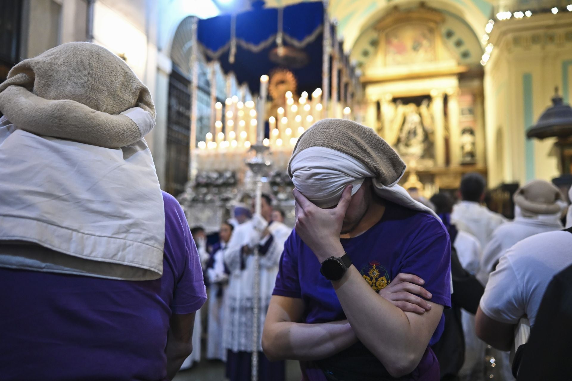 Lamentos en la procesión del Santísimo Cristo de las Tres Caídas tras suspender su recorrido por la lluvia. 