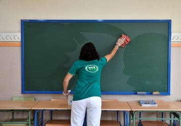 La Junta readjudica los servicios de limpieza de los institutos y subroga a todas las trabajadoras