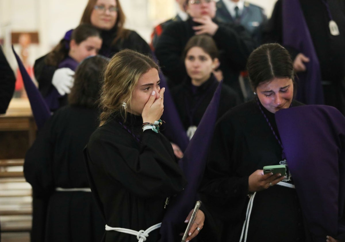 Lágrimas y decepción entre los miembros de la Hermandad de la Humildad tras suspender la procesión