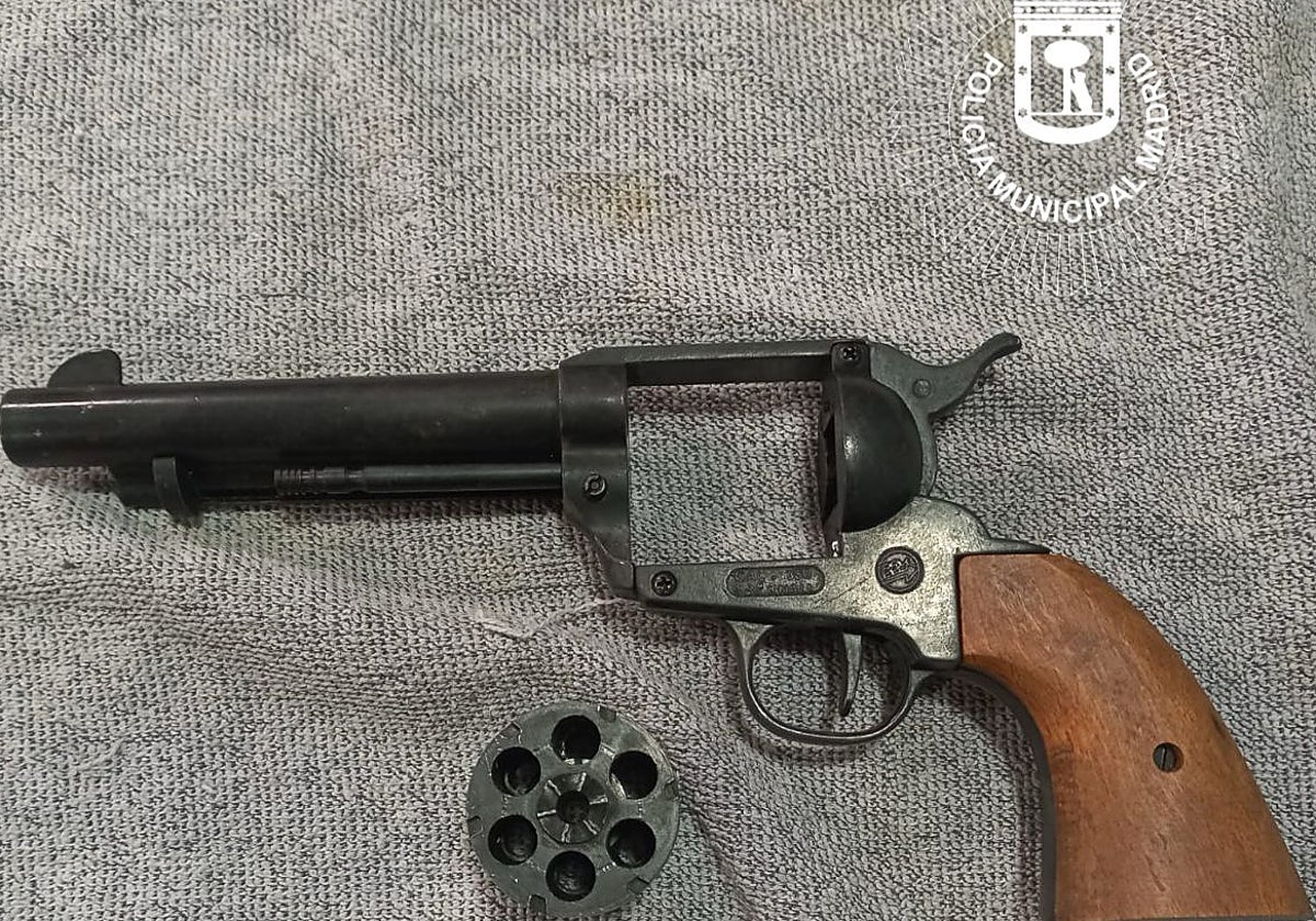 El revólver incautado