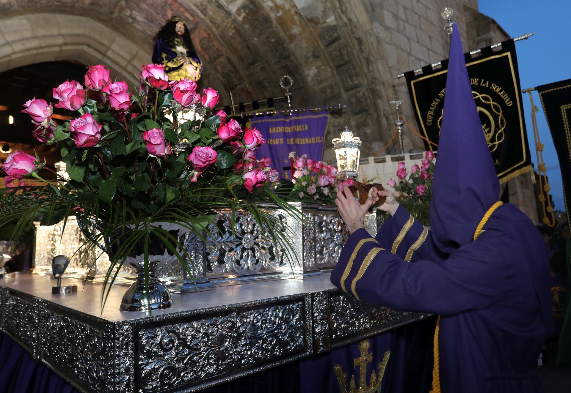 Salida del Cristo de Medinaceli de la iglesia de San Miguel en Palencia en el acto denominado el Prendimiento