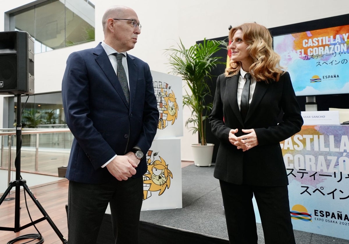 Los viceconsejeros Carlos Martín Tobalina y Mar Sancho, durante la presentación de la presencia de Castilla y León en la Exposición Universal de Osaka