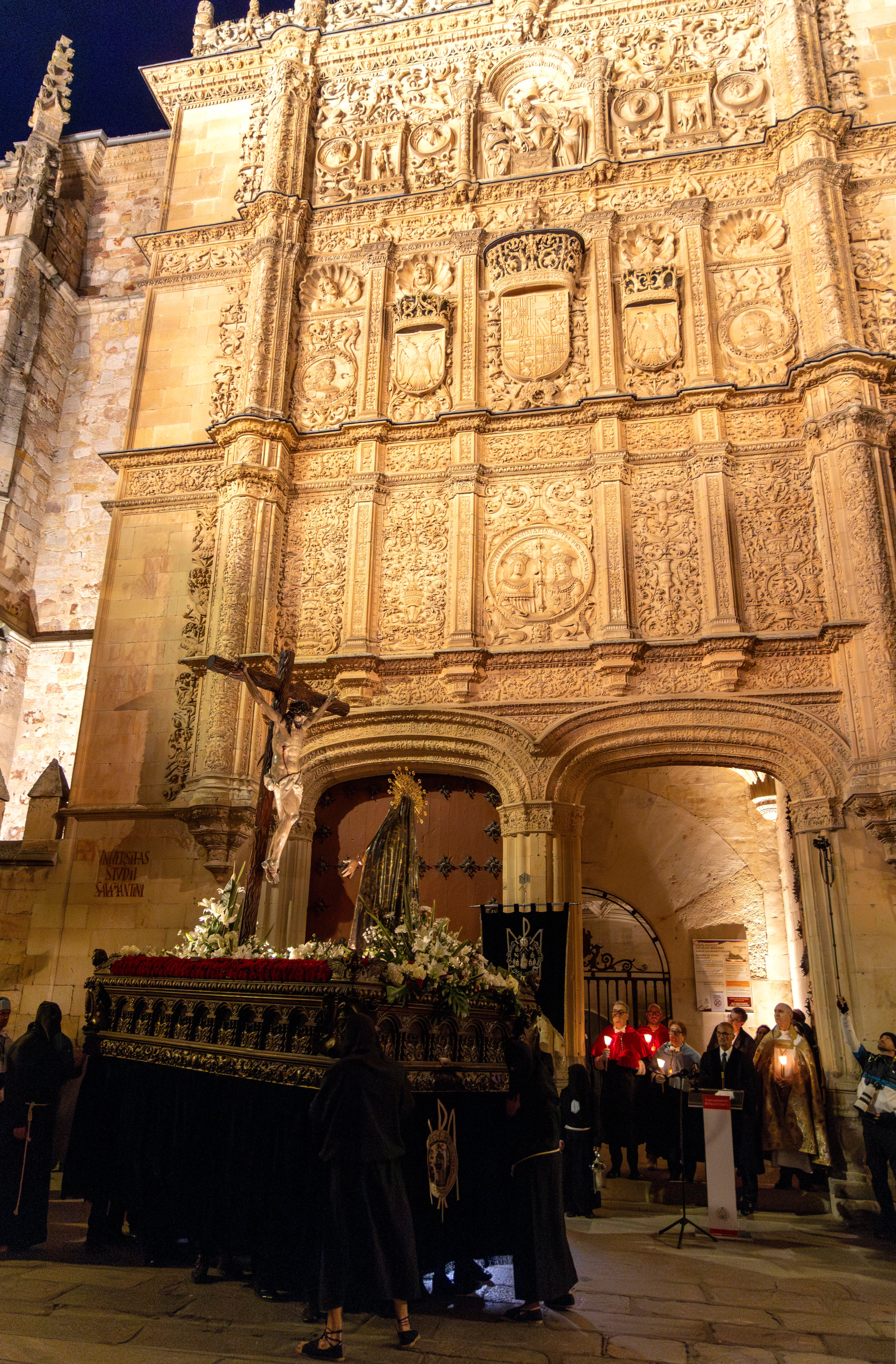 La Hermandad Universitaria saca en procesión las imágenes del Santísimo Cristo de la Luz y Nuestra Señora de la Sabiduría, y realiza la Promesa de Silencio en el Patio de Escuelas