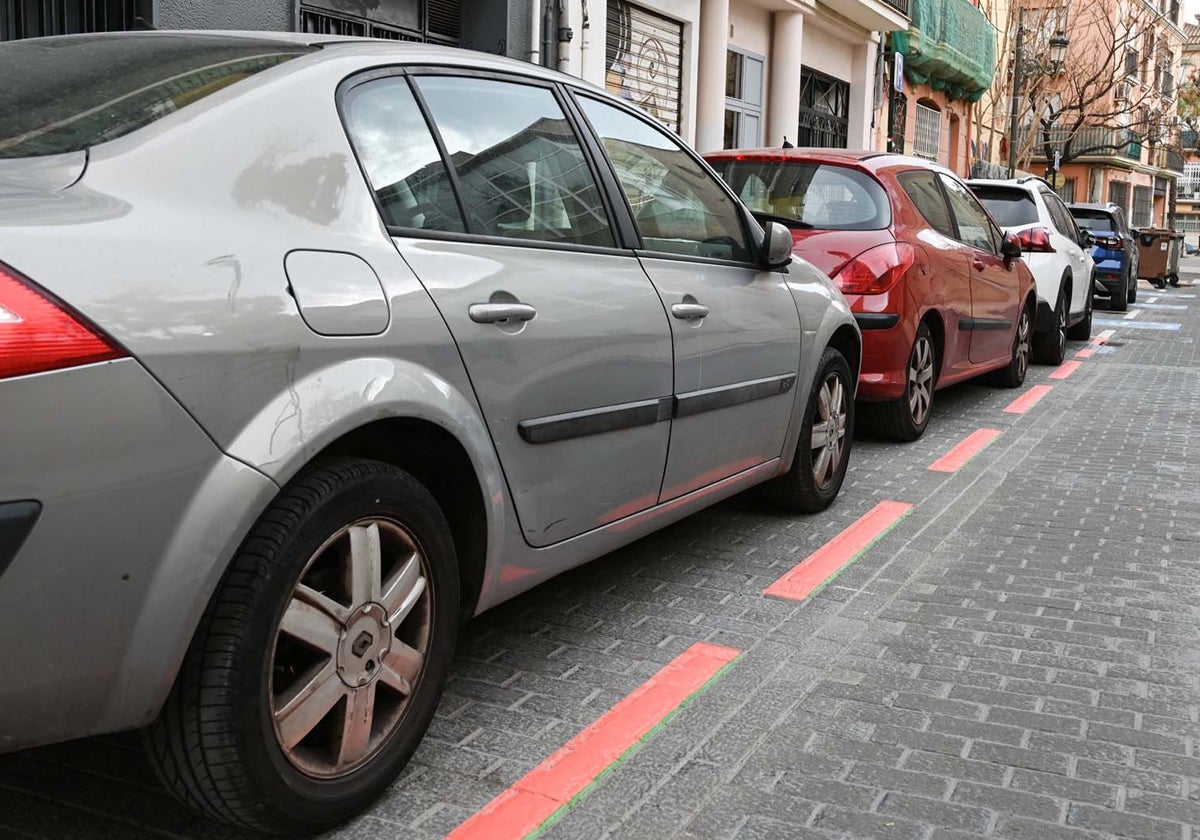 Imagen de coches aparcados en zona naranja