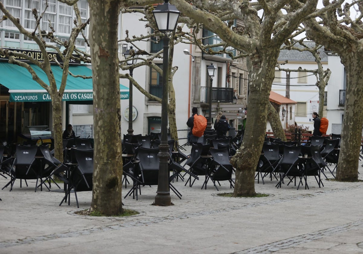 Terraza vacía en un bar en Arzúa (La Coruña), este jueves