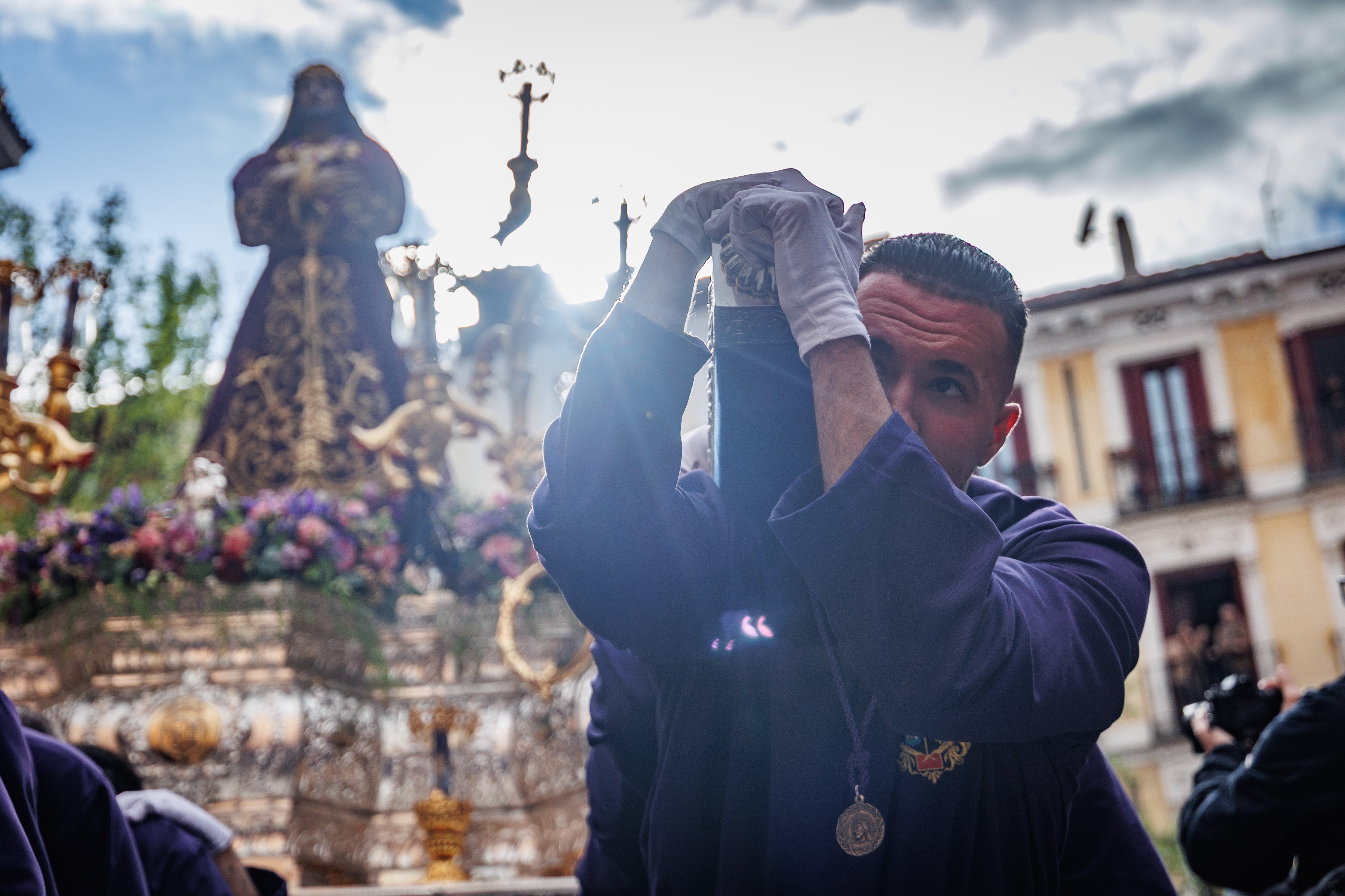 Un costalero muestra el esfuerzo que conlleva la devoción en esta Semana Santa