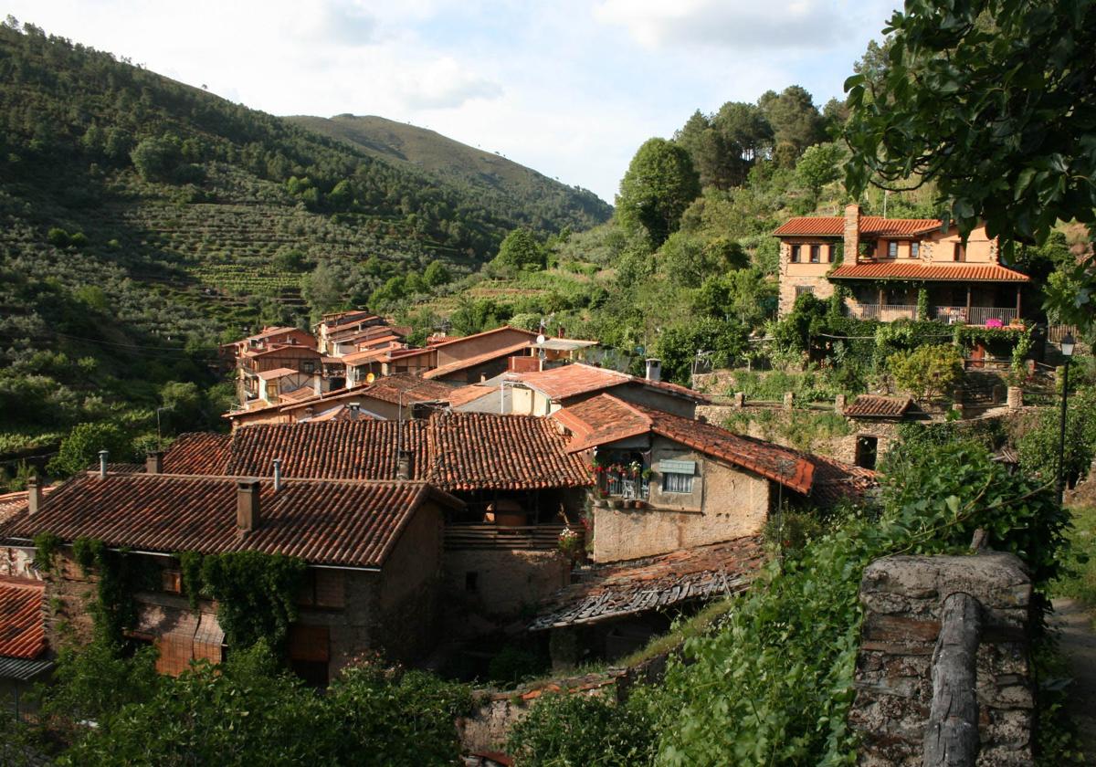 El pueblo 'negro' de Extremadura considerado uno de los más bonitos de España: con casas de pizarra y rodeado de cascadas