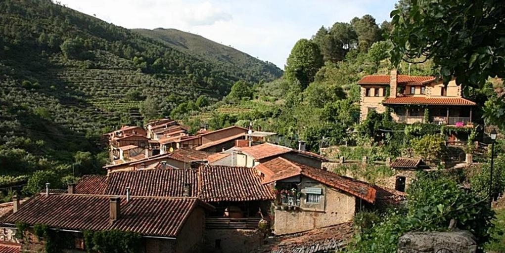 El pueblo 'negro' de Extremadura considerado uno de los más bonitos de España: con casas de pizarra y rodeado de cascadas