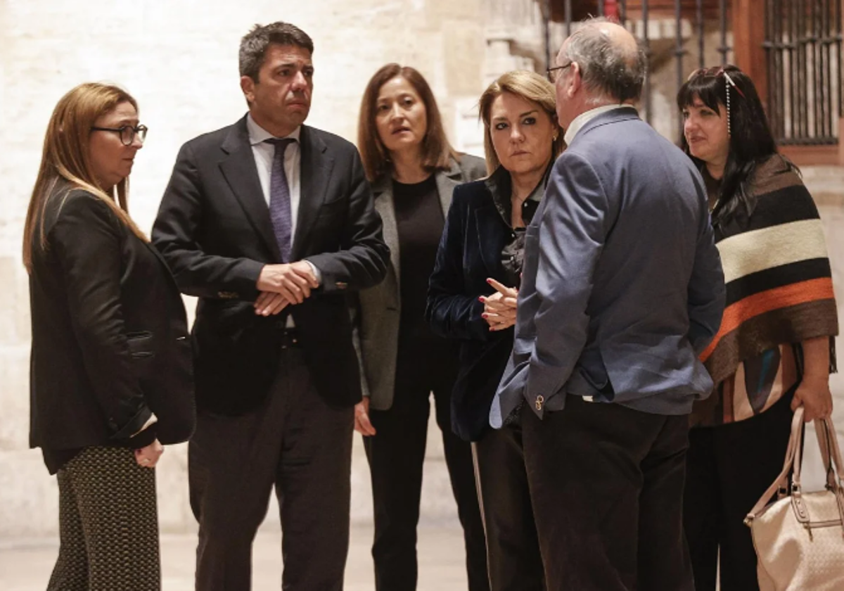 Imagen de archivo de la reunión del presidente de la Generalitat, Carlos Mazón, con el presidente de SOS Desaparecidos