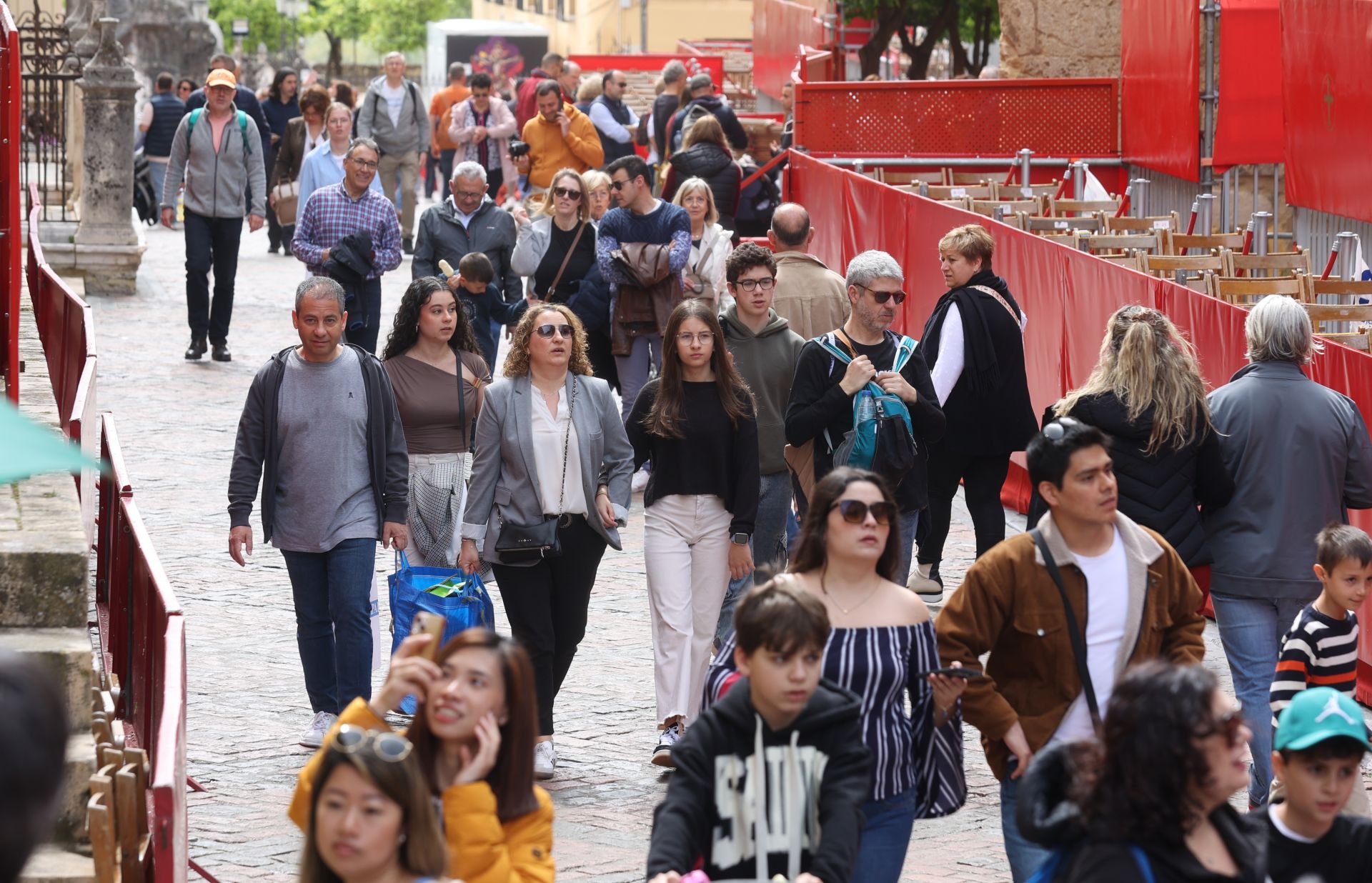 El ambiente del turismo este Jueves Santo en Córdoba, en imágenes