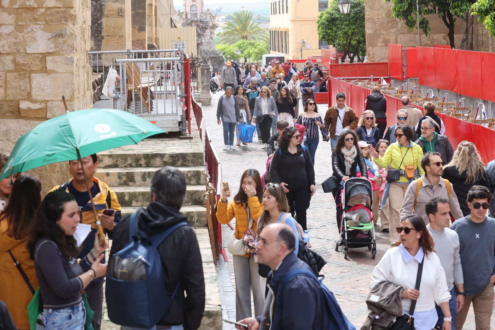 El ambiente del turismo este Jueves Santo en Córdoba, en imágenes
