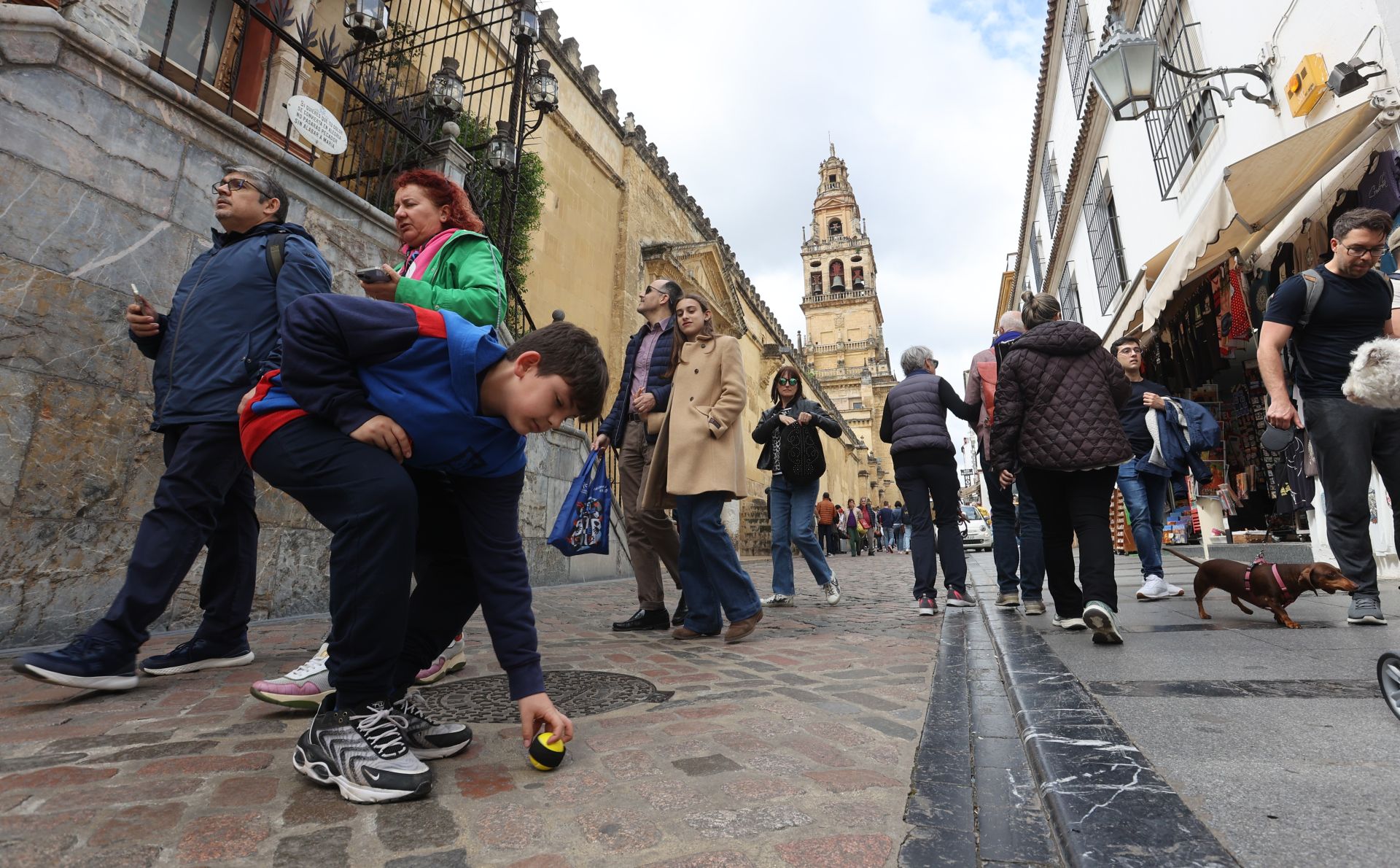 El ambiente del turismo este Jueves Santo en Córdoba, en imágenes