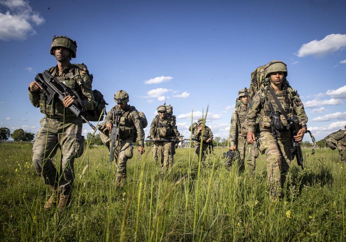 Militares españoles realizando maniobras de la OTAN en Rumanía