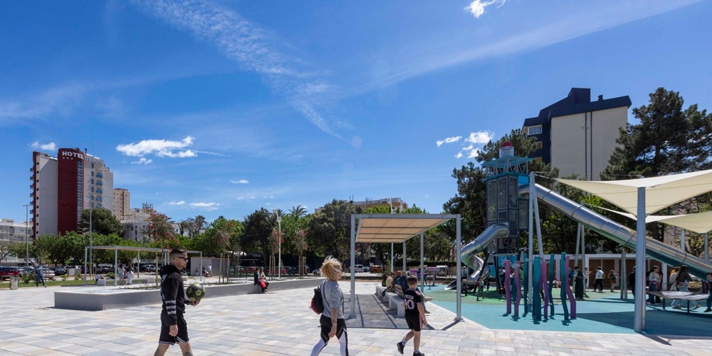 Exitosa respuesta de los vecinos de la Playa de Gandía que llenan la nueva Plaza del Agua