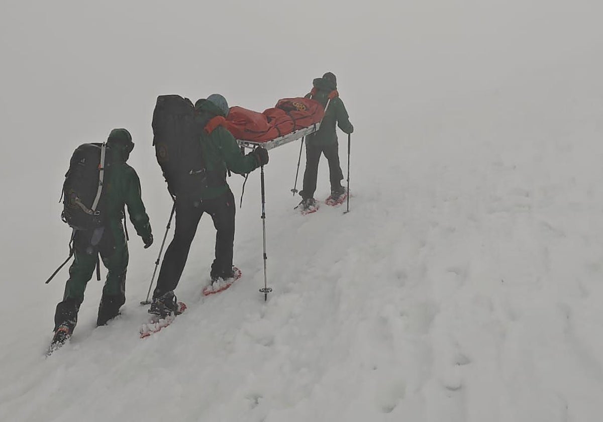 Rescatados tres montañeros en Gredos (Ávila), uno de ellos con ceguera por falta de protección solar