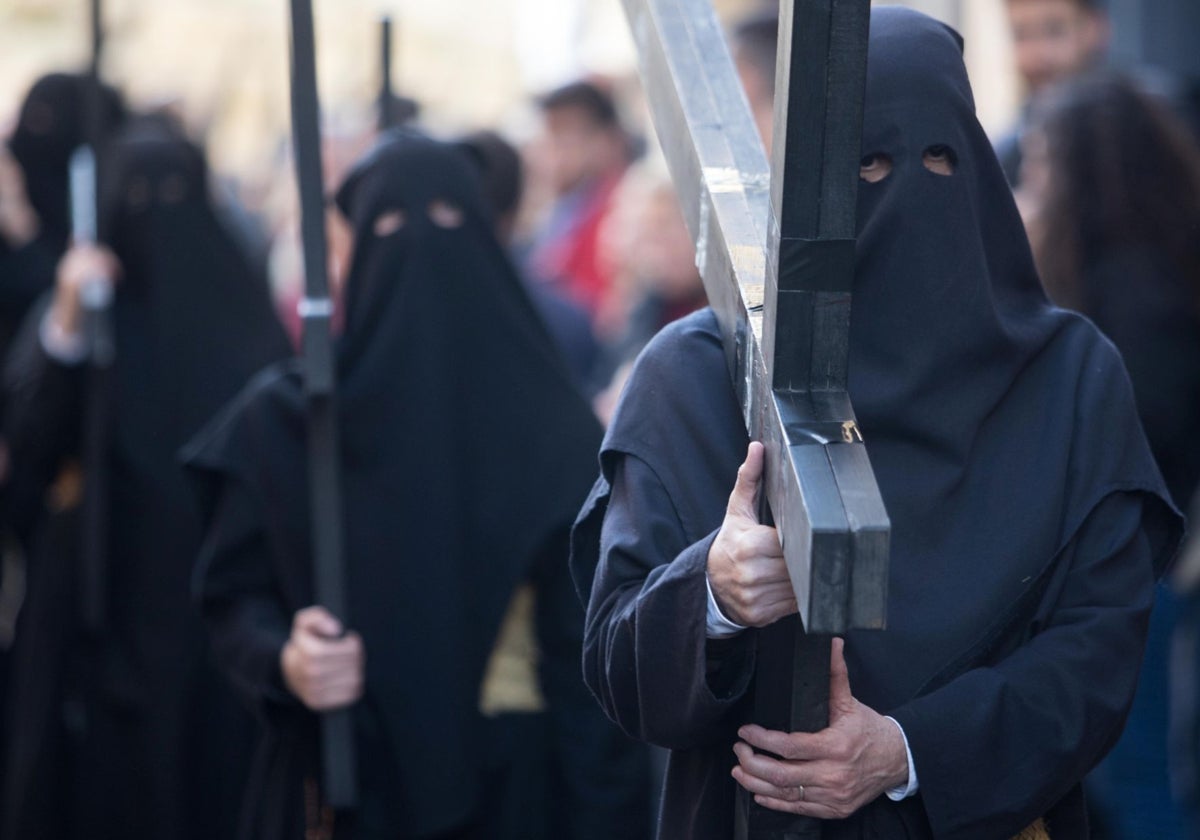 Penitentes con cruz de la hermandad de la Expiración