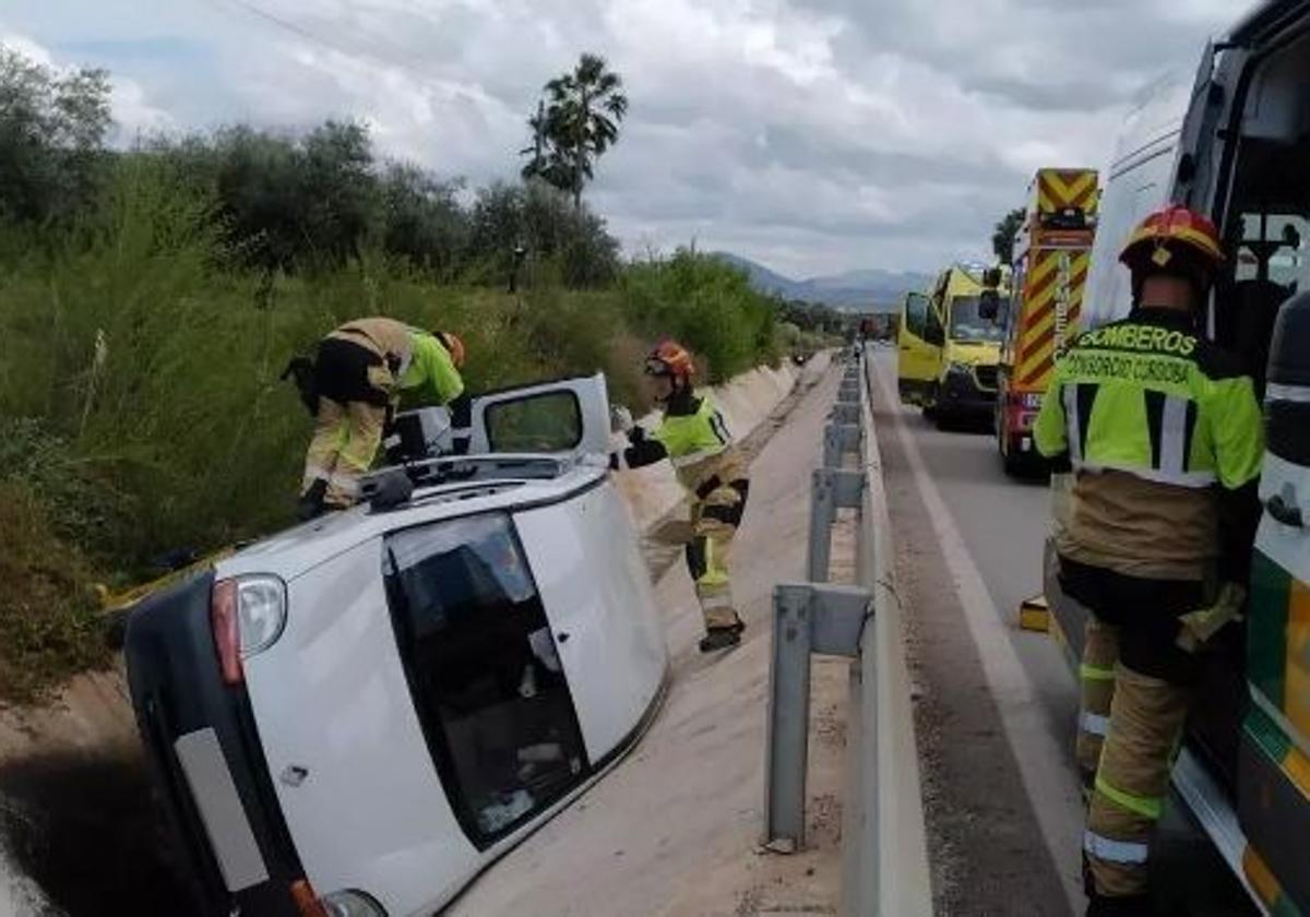 Bomberos en el lugar del siniestro