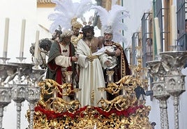 José 'El Caja' y Koski ponen los vellos de punta con 'Saeta' al paso del Señor de la Humildad de Córdoba por la calle Capitulares