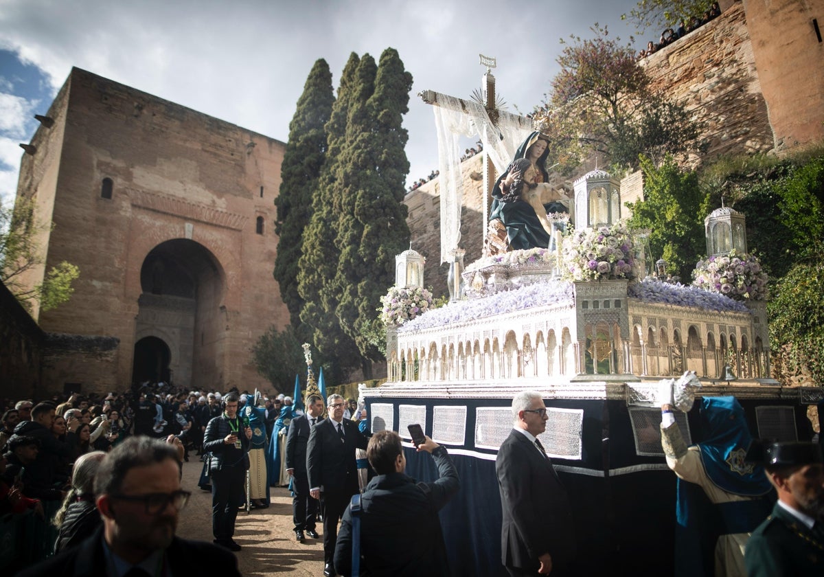 Imagen de la procesión de Santa María de la Alhambra este sábado