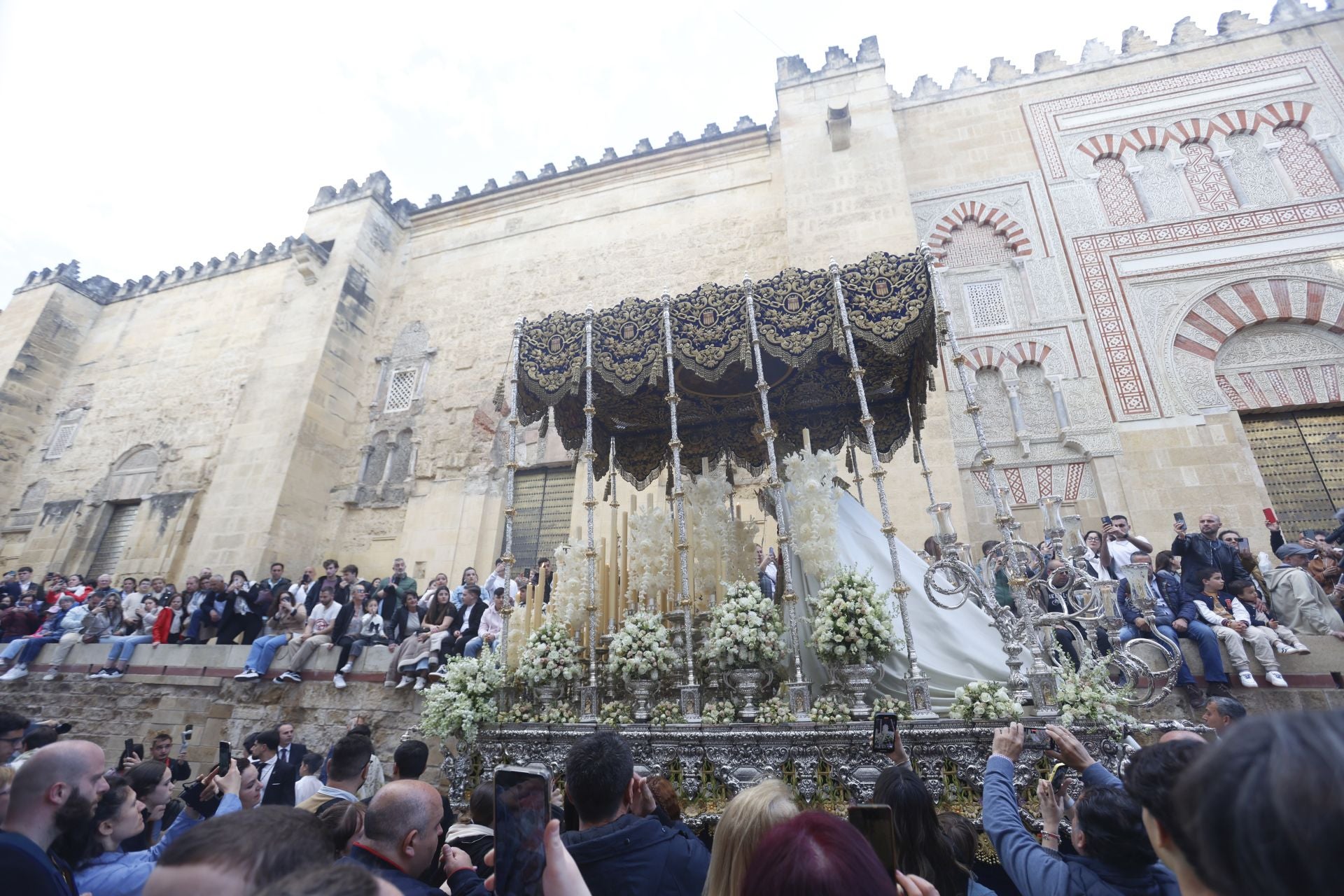 Las imágenes del regreso de la Merced el Sábado Santo de Córdoba, en imágenes