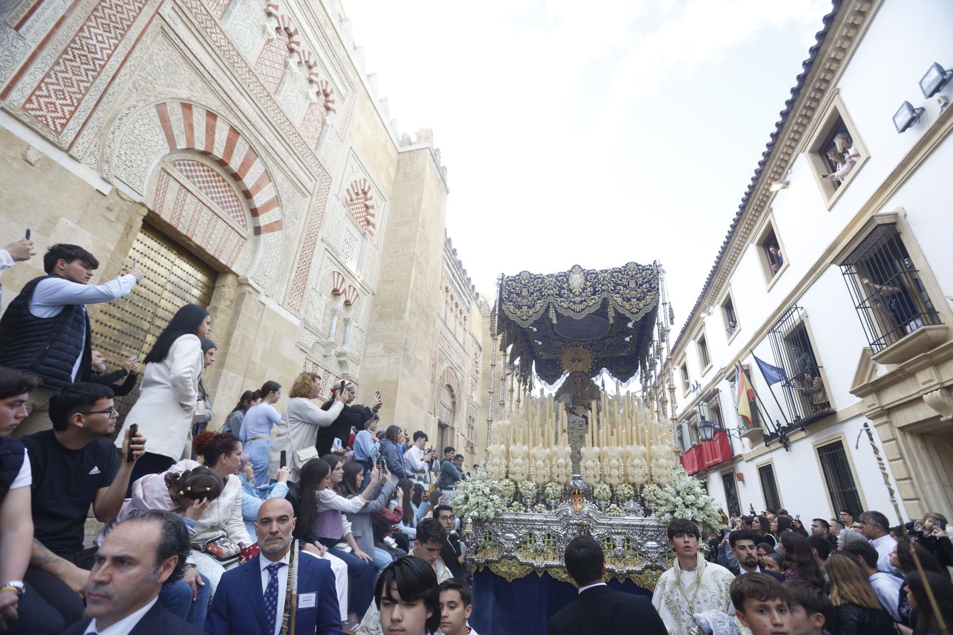 Las imágenes del regreso de la Merced el Sábado Santo de Córdoba, en imágenes