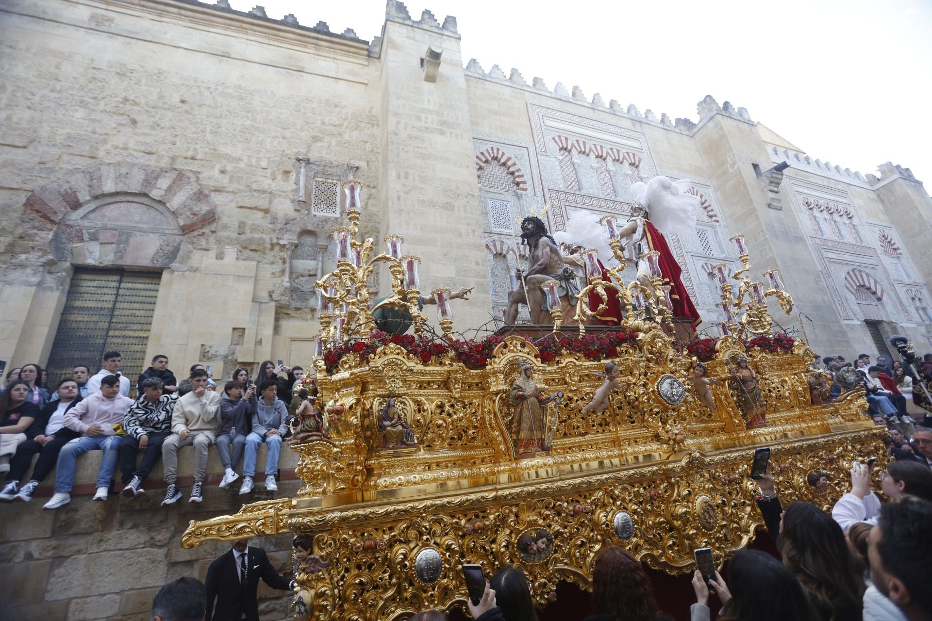 Las imágenes del regreso de la Merced el Sábado Santo de Córdoba, en imágenes