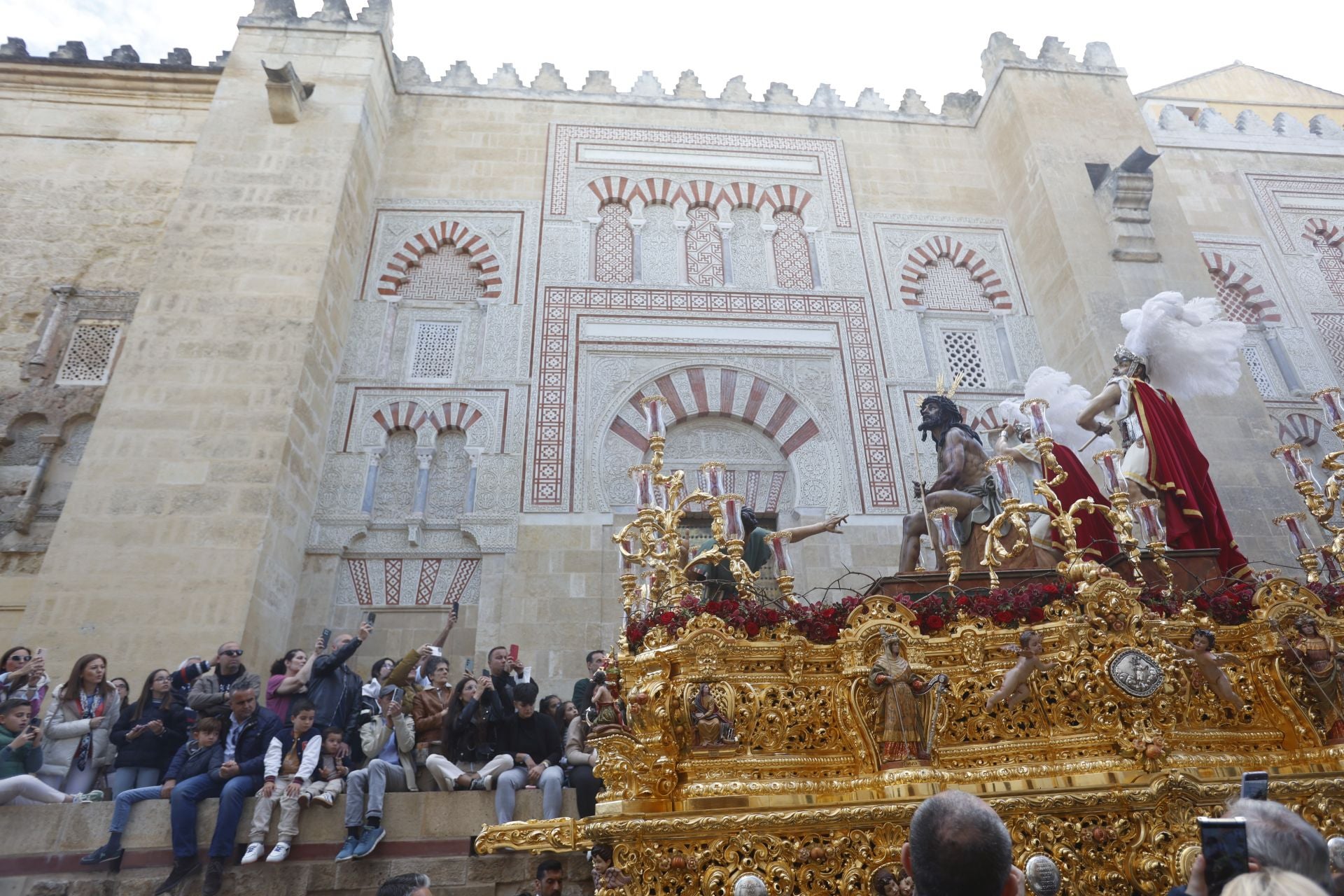 Las imágenes del regreso de la Merced el Sábado Santo de Córdoba, en imágenes