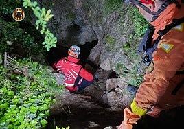 Rescatados de madrugada cuatro espeleólogos atrapados en una cueva en Vallada (Valencia)