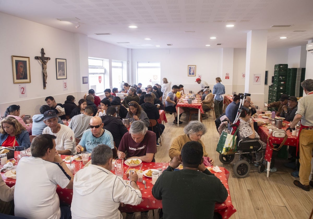 Interior del comedor durante el servicio