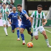 Jacobo conduce el balón ante un rival del Oviedo en El Arcángel