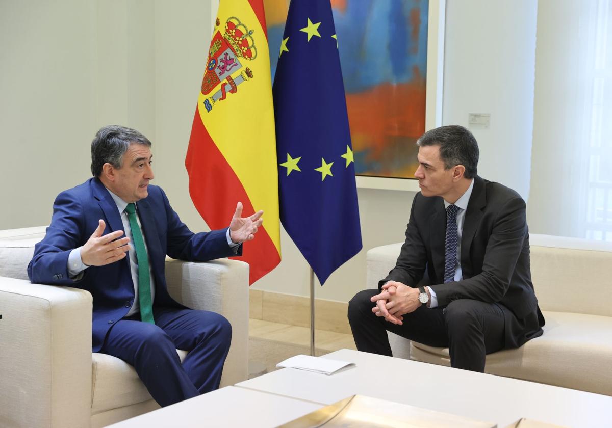 El presidente del Gobierno, Pedro Sánchez, junto a Aitor Esteban en La Moncloa