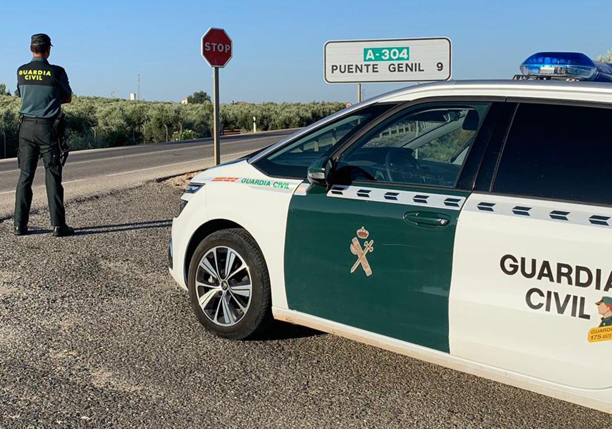 Un agente de la Guardia Civil, durante sus labores de patrulla a la entrada de Puente Genil