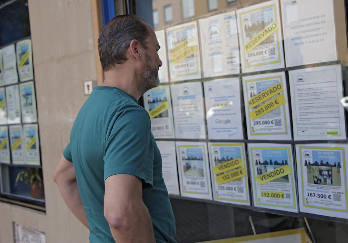 Un hombre observa la oferta de viviendas de una inmobiliaria