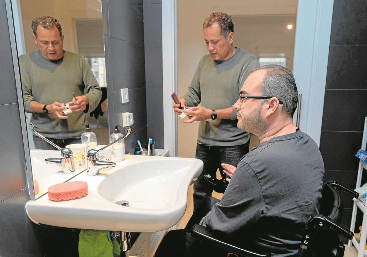Nacho, junto a su asistente personal, Eder, en la vivienda