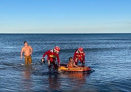 Rescatan a un niño arrastrado por la corriente en la playa de la Malvarrosa de Valencia